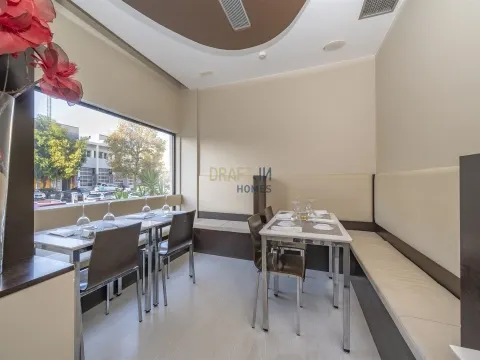 Equipped café/restaurant, ready to go.