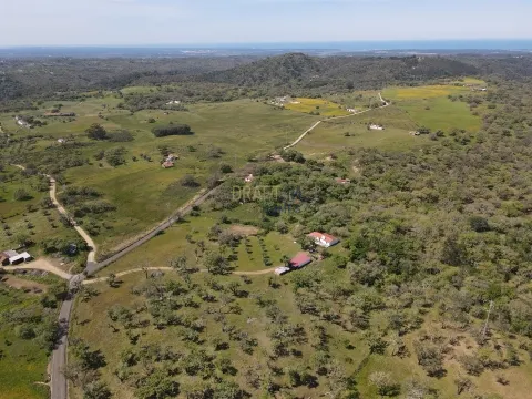 Terreno rústico en la costa del Alentejo.
