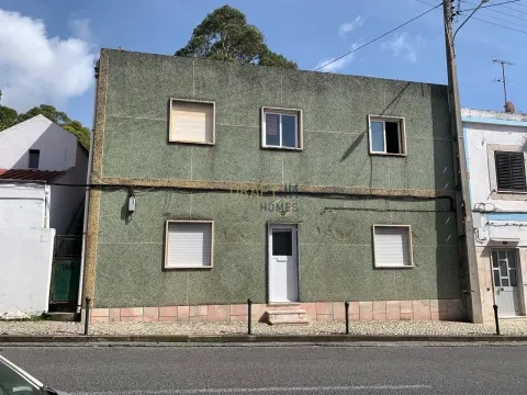 Prédio em Frielas Loures com 2 apartamentos de tipologia T2.