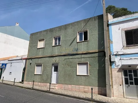 Prédio em Frielas Loures com 2 apartamentos de tipologia T2.