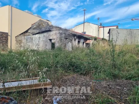 Urban Land with Ruin in a Corner &#124; Águas Santas, Maia, Porto