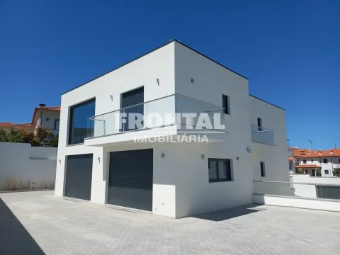 Detached 4-bedroom house - 244 m2 &#124; Mirandela Center, Bragança