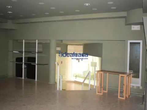 Arrenda loja na baixa de Coimbra. Boas áreas