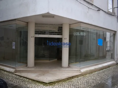 Arrenda loja na baixa de Coimbra. Boas áreas