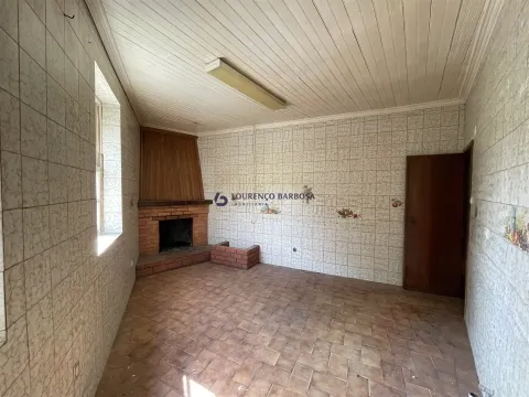 Moradia para recuperar em Medelo 