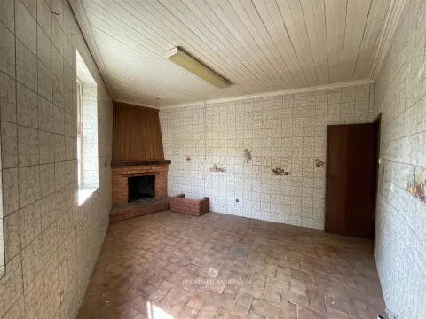 Moradia para recuperar em Medelo 