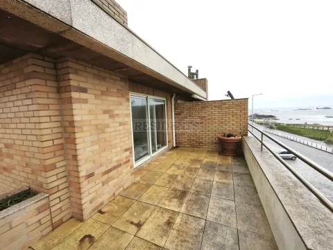 Appartement duplex 3 chambres avec terrasse face à la mer – Lavra