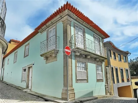 Moradia T4 com 4 suítes e pátio | Foz do Douro