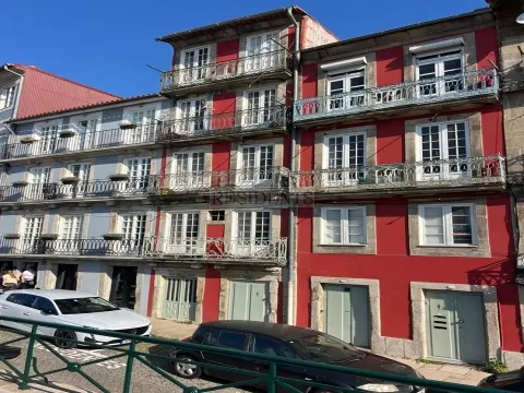 Dois prédios contíguos na marginal ribeirinha, zona histórica do Porto, com vistas diretas para o Do