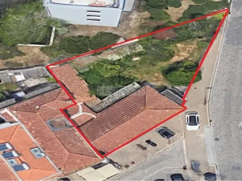 Moradia T4 c/ Jardim, próxima da Foz, com vistas sobre o Rio Douro para remodelar