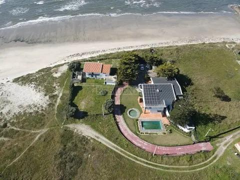 Moradia T5 de luxo absolutamente única, implantada sobre o mar