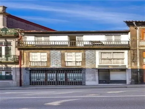Immeuble à rénover au cœur de Porto