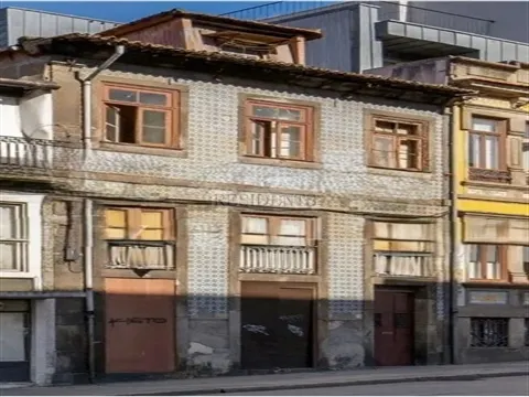 Immeuble à rénover au cœur de Porto