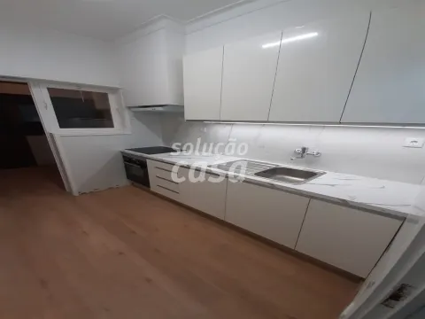 Apartamento T2 localizado a 800 metros da Estação do Metro Casa da Música!