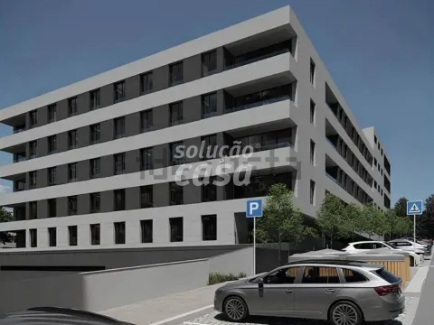 T1 a 900 metros da Praia de Canidelo com varanda, garagem box e arrumos!