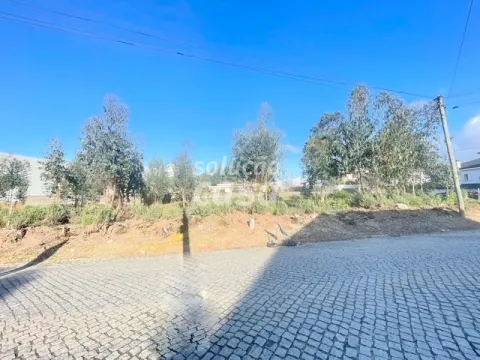 Terreno com 751m2, localizado próximo do Centro de Canelas!