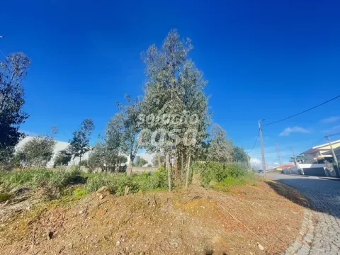 Terreno com 751m2, localizado próximo do Centro de Canelas!