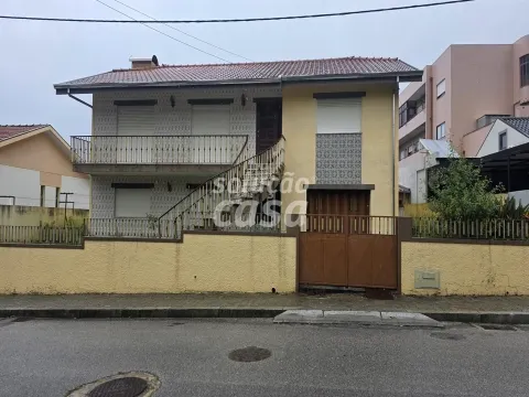 Moradia T3, de 4 frentes, em Arcozelo - Oportunidade Única!