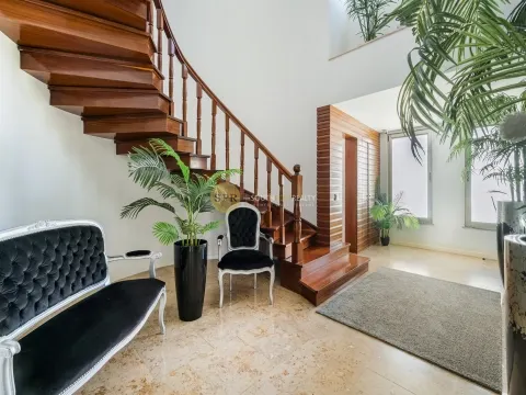 Excelente moradia T7+4 bem localizada em Portimão