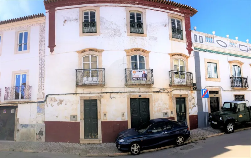 Inversión Alentejo: Casa señorial, con 3 plantas y jardín, en Borba, para restaurar