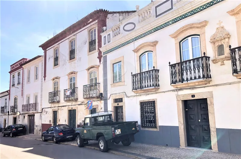 Inversión Alentejo: Casa señorial, con 3 plantas y jardín, en Borba, para restaurar