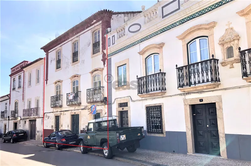 Inversión Alentejo: Casa señorial, con 3 plantas y jardín, en Borba, para restaurar