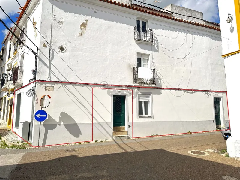 Apartamento reformado de 2+1 dormitorios, planta baja con patio y dormitorio independiente, Campo Maior, Portugal