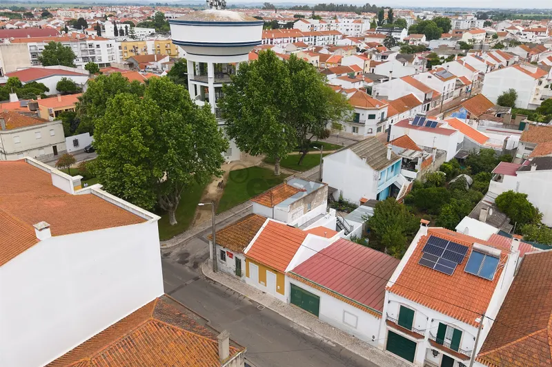 Moradia T3, 2 pisos para remodelar numa das zonas mais bonitas
