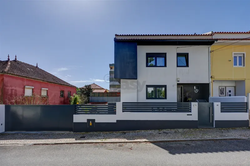 Moradia no Algueirão, remodelada, próxima da estação de comboio