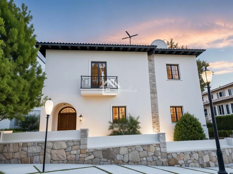 Fantastica villa degli anni ´50 in buone condizioni, situata vicino al centro storico.