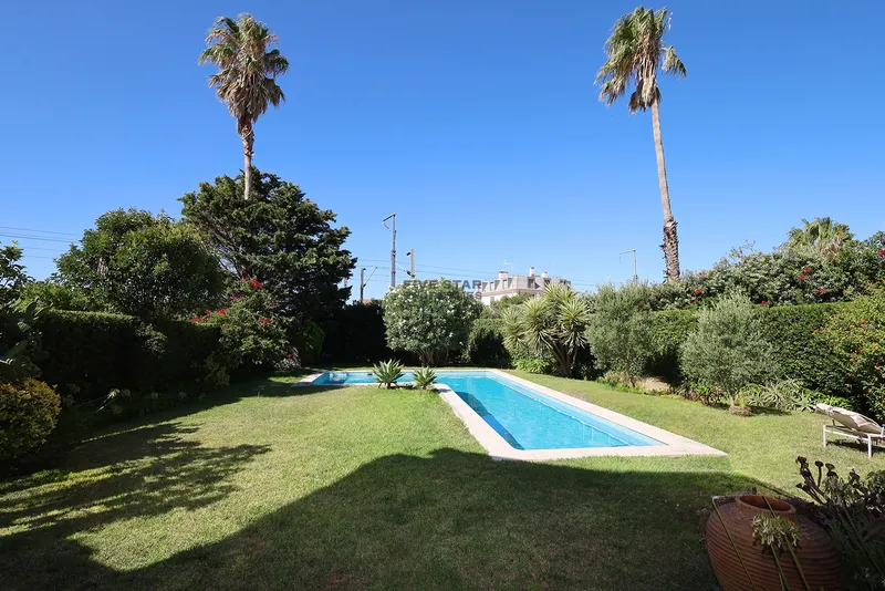 Apartamento T5 em Moradia – Jardim e Piscina Privativos – São Pedro do Estoril