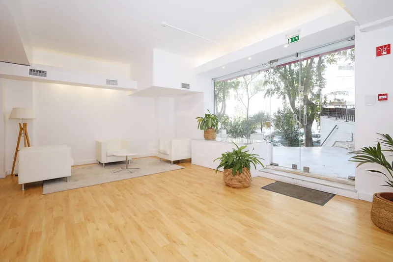 Location - Boutique - Algés/Miraflores - Grande vitrine