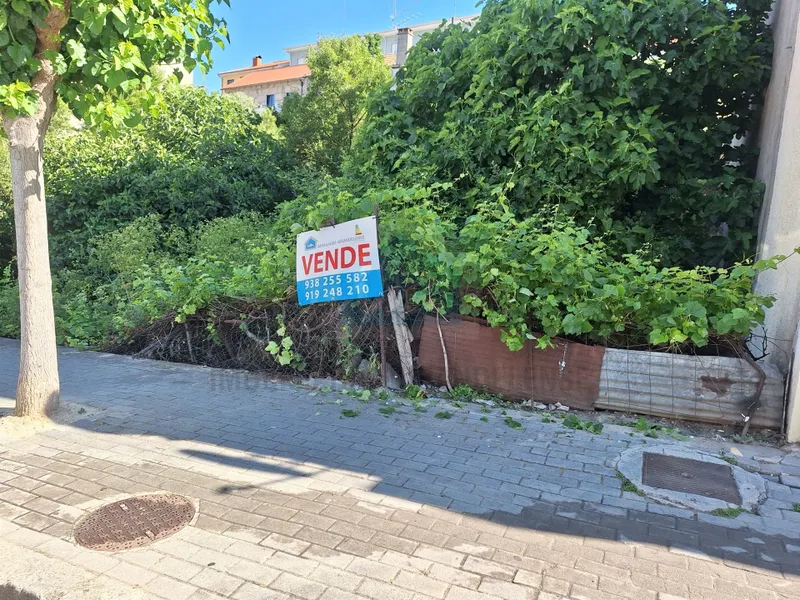 Lote de terreno para construção de um prédio com 2 lojas comerciais e 8 apartamentos