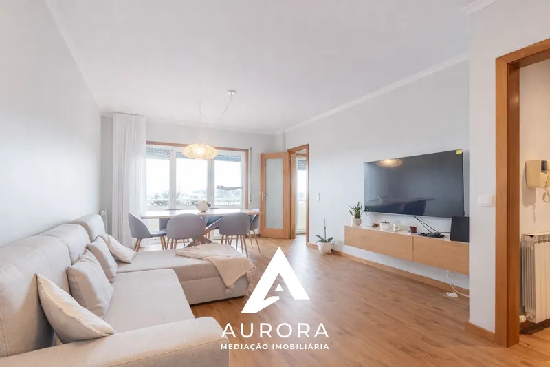 Apartamento T2 no 1.º Andar | Garagem | Varandas | A 5 Minutos de Espinho