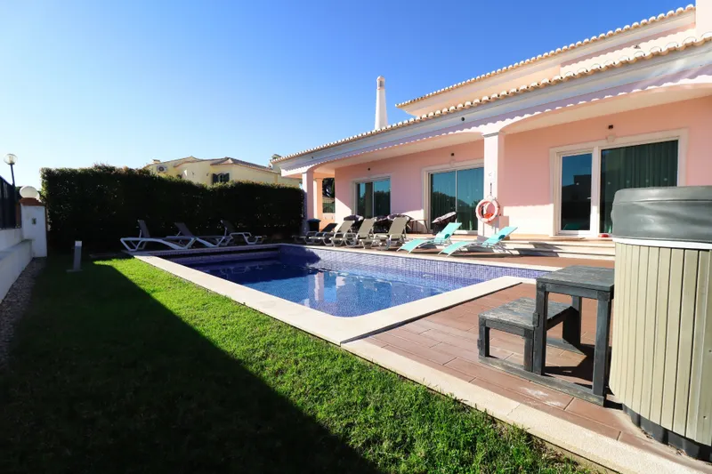 Exclusive 6 bedroom villa with 663 m2 of built area