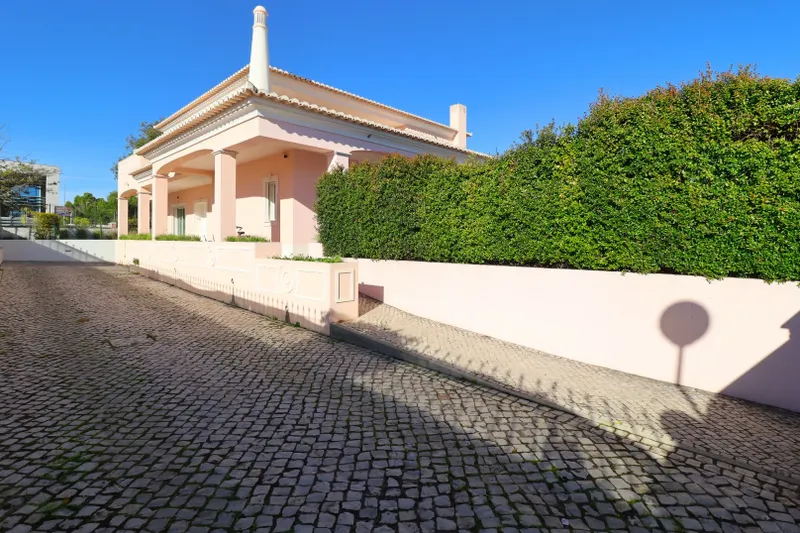 Exclusive 6 bedroom villa with 663 m2 of built area