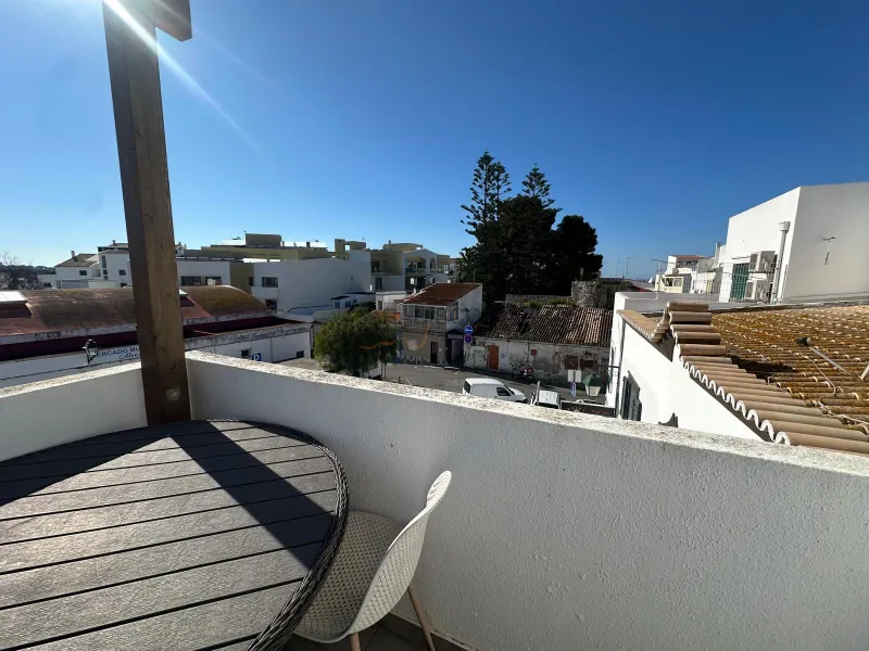Apartamento T0+1 renovado - Terraço com vista panorâmica - Alvor - Centro