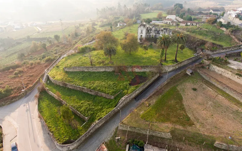 Grundstück mit 4862 m2 und PIP-genehmigt 4 Villen und 1 Ferienanlage 6 Bungalows in Louredo, Paredes