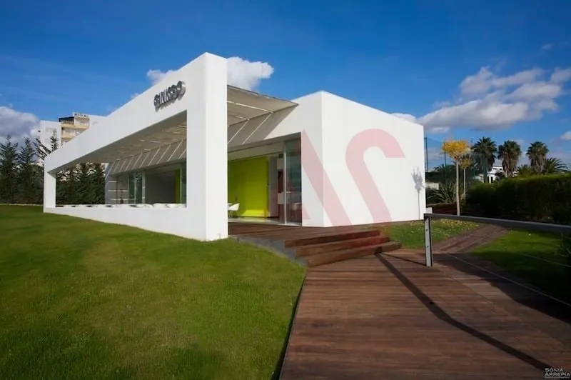 Luxury Bar with Tennis Court at Praia da Rocha in Portimão