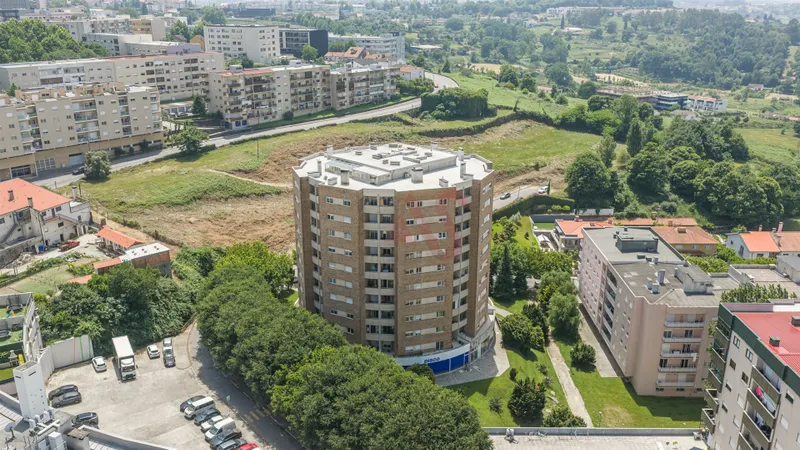3-Zimmer-Wohnung | Wohnzimmer mit Kamin | Ausgestattete Küche | Suite | AC | Geschlossene Garage | Echt, Braga