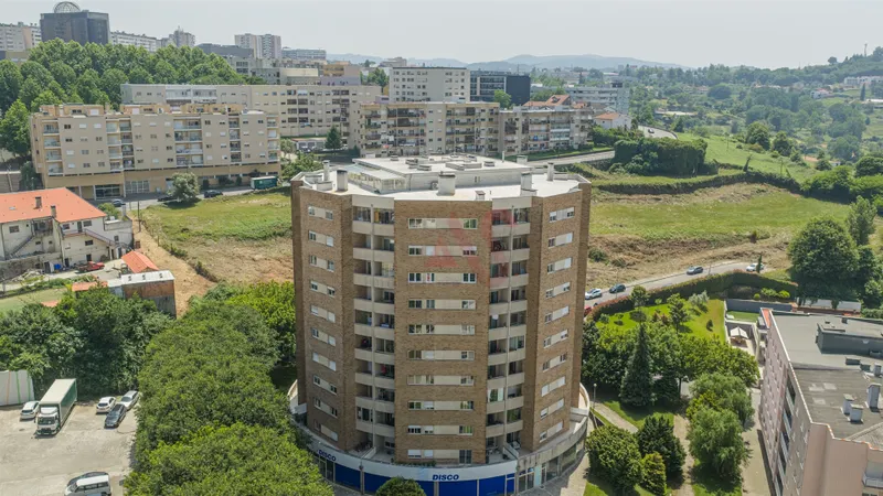 3-Zimmer-Wohnung | Wohnzimmer mit Kamin | Ausgestattete Küche | Suite | AC | Geschlossene Garage | Echt, Braga
