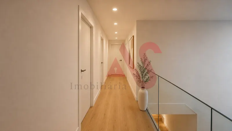 Moradia T3 renovada, com Suíte, Closet e Aparcamento Exterior p/ 2 Carros | Santo Adrião, Vizela