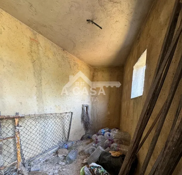 Moradia isolada T2 para remodelar com logradouro em São Miguel do Souto