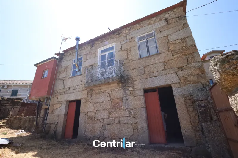 Propriété en Pierre avec Terrain Constructible et Vue sur la Serra da Estrela
