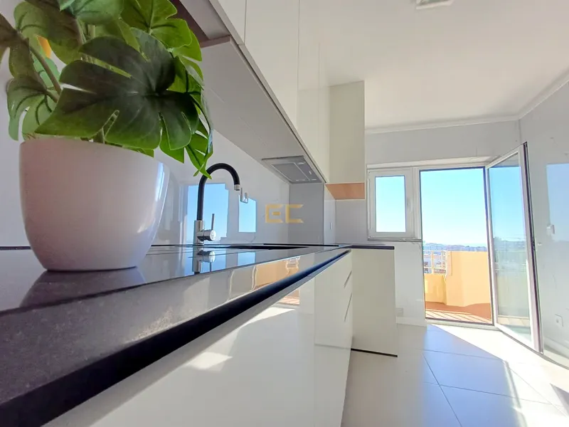 Prestigioso apartamento de 2 habitaciones con vistas al mar!