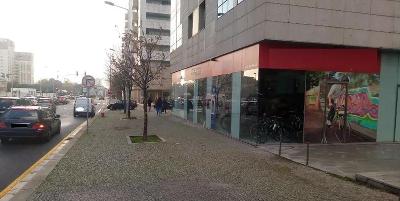 Loja com 80 m2 ao Bessa no Porto.