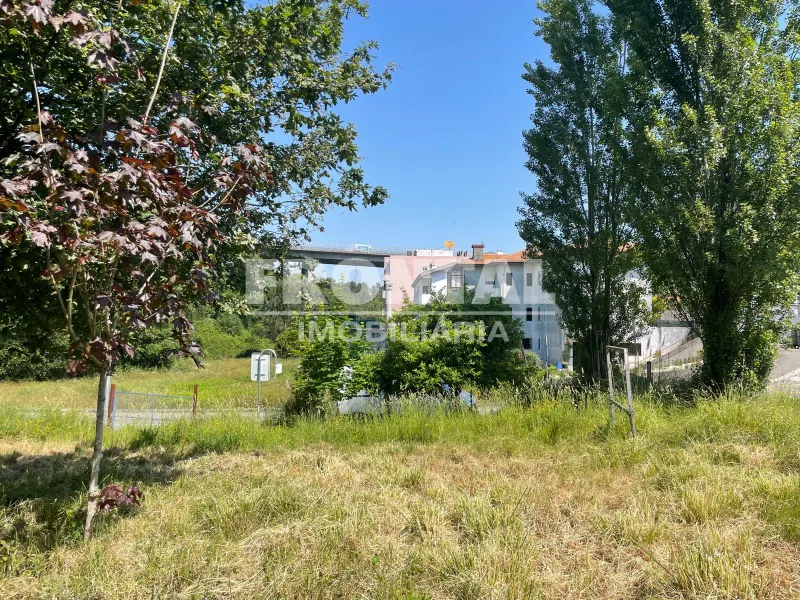 Terreno à venda – Oliveira do Douro