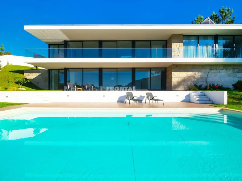 Luxury 3-Bedroom Villa with Pool and Tennis Court | Panoramic Views over the Cuiabá River