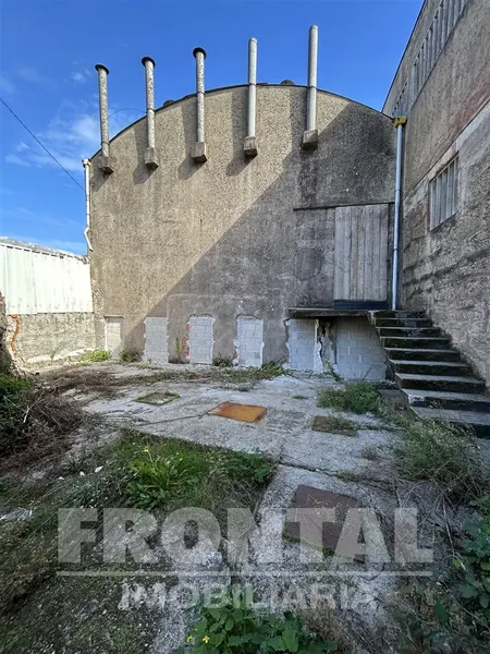 Terreno com Casa e Armazém - 423 m2 | Milheirós, Maia