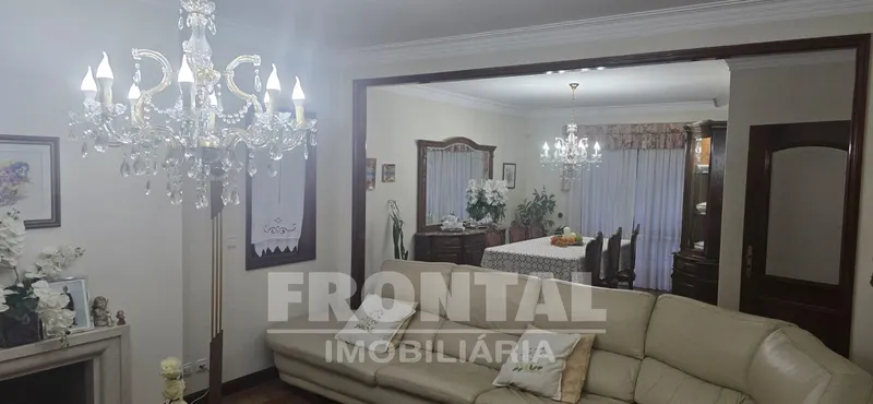 Moradia T4 de luxo com piscina e jardim privativo